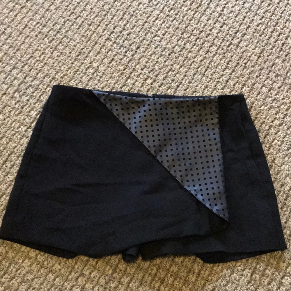 BCBG BLACK SIZE 0 SKORT WITH FRONT LEATHER FLAP